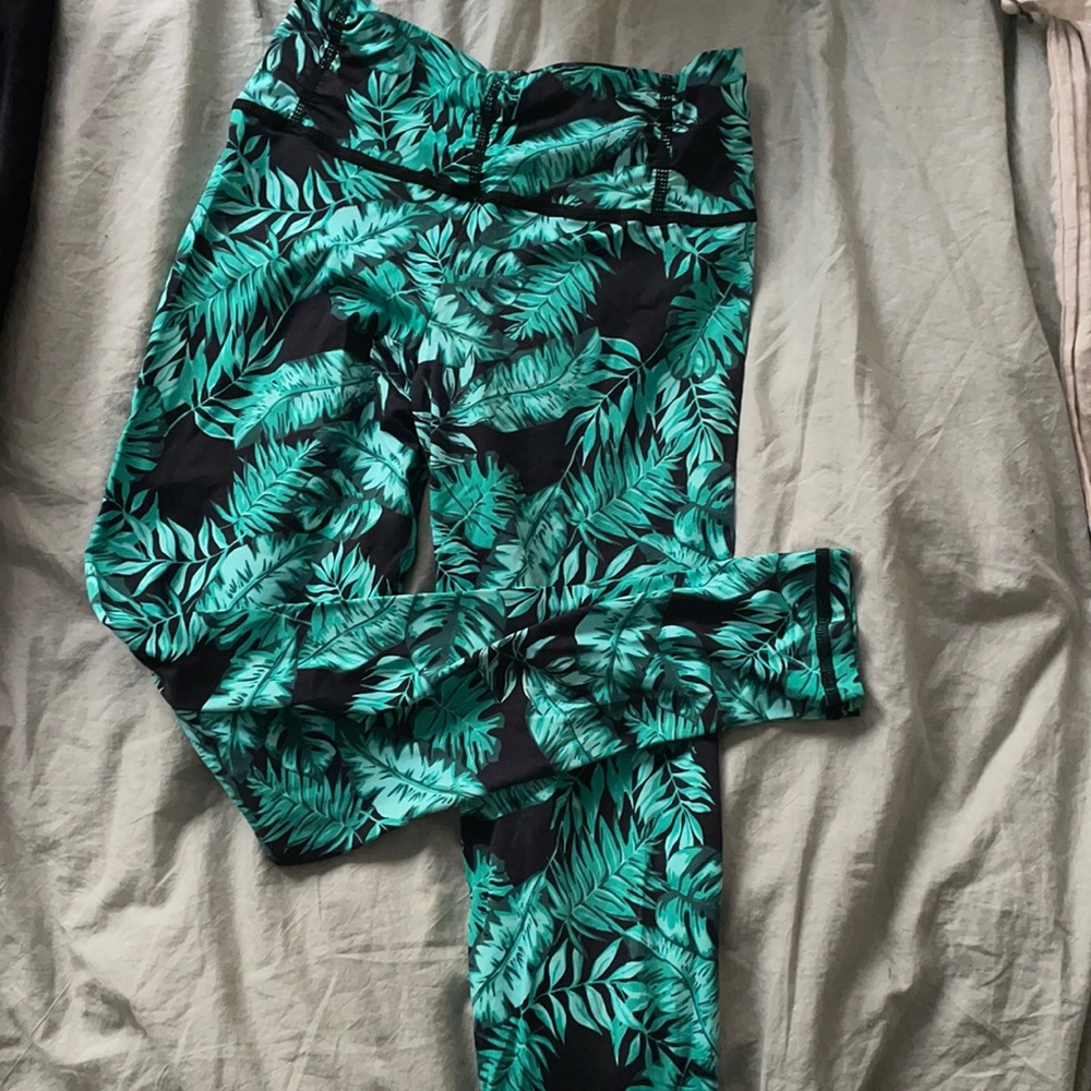 Bella Fit size small workout leggings